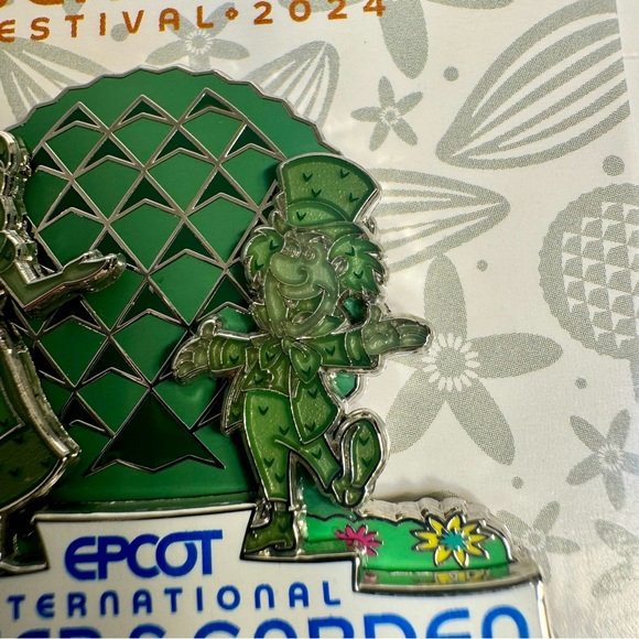 This limited release pin features Alice in Wonderland topiary Epcot - Picture 2 of 9